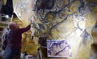 Le 12 juin 2014, dans son atelier de Toulouse, l'artiste et chercheur Gilles Tosello travaille à la reproduction grandeur nature des fresques de la Grotte Chauvet dans l'Ardèche