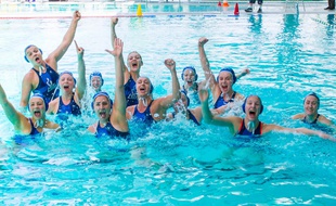 Les Lilloises célèbrent leur titre à Bordeaux.