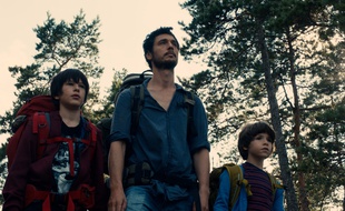 Jérémie Elkaïm, Théo Van de Voorde, et Timothé Vom Dorp dans Dans la forêt de Gilles Machand