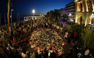 Le 17 juillet 2016, devant le mémorial pour les victimes de l'attentat de Nice, sur la promenade des Anglais.