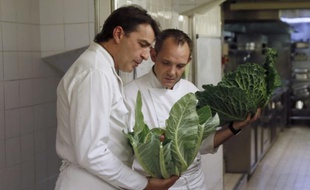 Yannick Alléno (à gauche), qui prépare en partie le menu de lundi de la COP21, discute ici avec un cuisinier de son restaurant Ledoyen à Paris le 21 octobre 2014