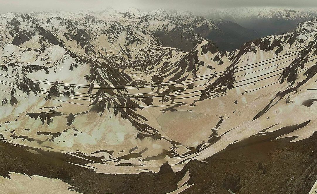 Une nouvelle couche de sable en provenance du Sahara a recouvert les restes de neige des Pyrénées.