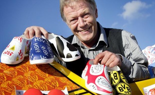 Des sabots en plastique aux couleurs des clubs de football allemands et néerlandais présentés par un fabricant de sabots en bois, le 29 octobre 2008.