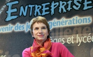 La présidente du Medef Laurence Parisot participe au Forum Education-Entreprise le 17 mars 2009 à Paris. Laurence Parisot a douté de l'utilité de la journée d'action organisée le 19 mars 2009 par les syndicats pour exiger un changement de cap politique et économique, coûteuse selon elle pour l'économie française et empreinte de "démagogie". AFP PHOTO ERIC PIERMONT