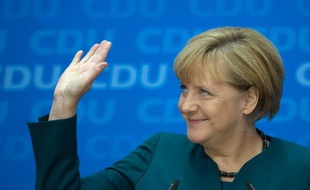 Angela Merkel, plus que jamais leader de l'Europe après son éclatante victoire électorale, devrait rester fidèle à sa ligne faite de rigueur sur le front économique et de prudence politique, selon les analystes.