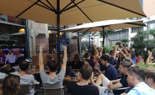 Joie des supporters français après la victoire contre l'Uruguay en quarts de finale du Mondial à la terrasse du Trolley Bus à Strasbourg.