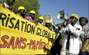Environ 150 personnes se sont rassemblées samedi place de la Bastille à Paris à l'appel de divers collectifs d'Ile-de-France pour demander la régularisation de tous les sans-papiers et interpeller les candidats à la présidentielle.