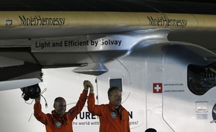 Les deux pilotes de l'avion Solar Impulse 2 à leur arrivée à Abou Dhabi après un tour du monde historique