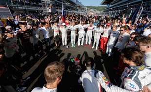 Les pilotes de Formule 1 se recueillent en forme d'hommage à Jules Bianchi avant le départ du Grand Prix de Russie, le 12 octobre 2014, à Sotchi.