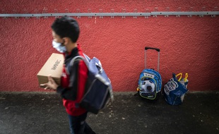 Un enfant portant un masque en école primaire dans un établissement de Toulouse (illustration).