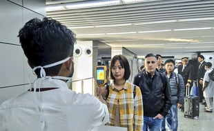 Les autorités chinoises ont mis en place des contrôles de température corporelles pour contenir la propagation du coronavirus.