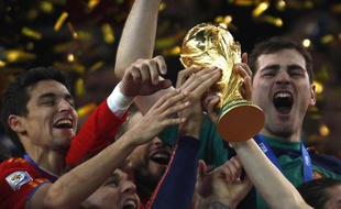 Les joueurs de l'équipe d'Espagne, soulevant la Coupe du monde, le 11 juillet 2010, à Johannesburg.