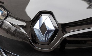 Le logo du constructeur automobile Renault, sur son modèle de voiture électrique Zoé, le 17 mars 2014 à Paris