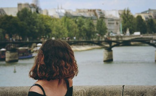 Une jeune fille sur un pont de Paris