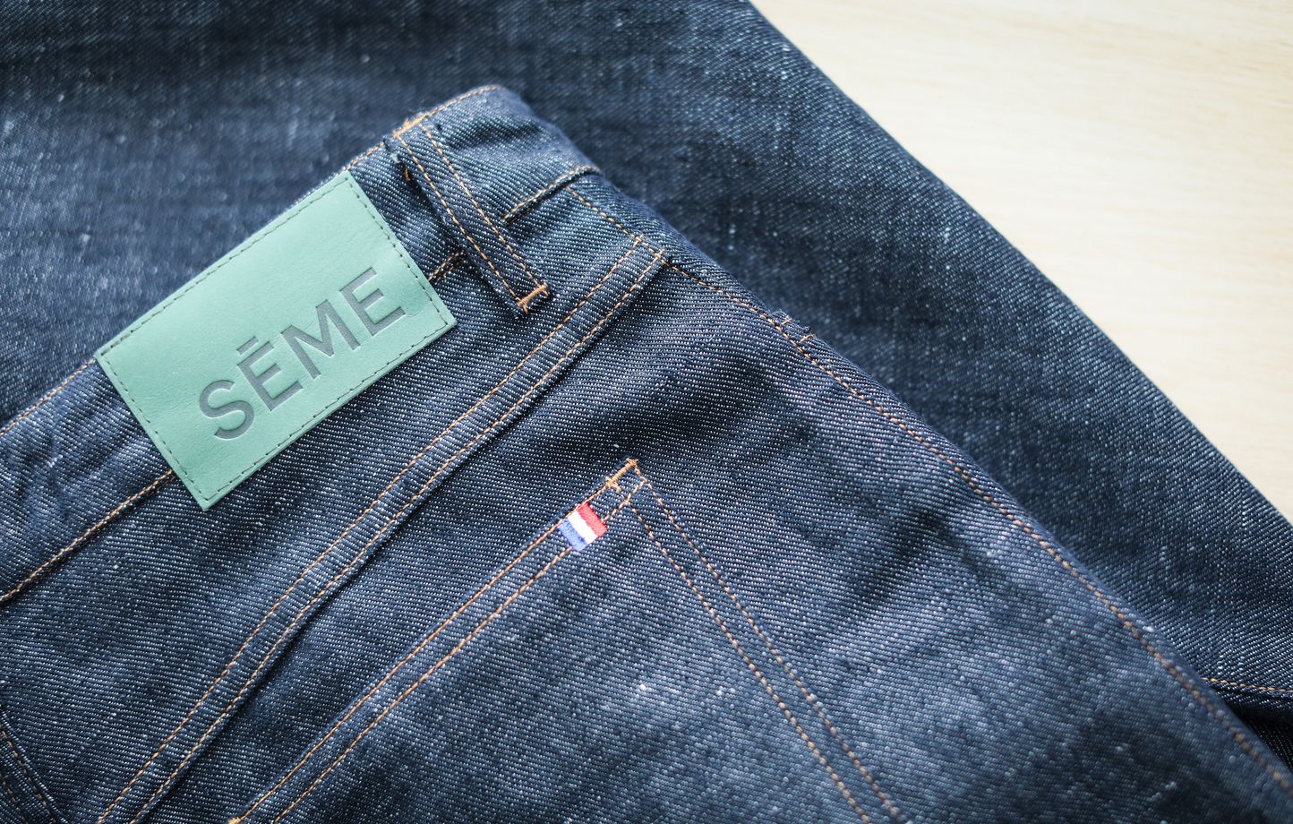 Le jean en lin de la marque « Sème » qui est totalement fabriqué, cultivé même, en France. 