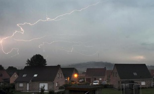 Des éclairs dans le ciel lors d'un orage