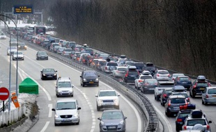 Pas de hausse des tarifs cette année et des investissements supplémentaires des sociétés d'autoroutes destinés à compenser l'abandon de l'écotaxe: le bras de fer engagé à l'automne avec les sociétés d'autoroutes paraît tourner à l'avantage de l'Etat