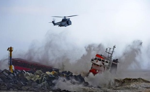 Un cargo échoué près d'Anglet, dans les Pyrénées-Atlantiques, le 15 février 2014.