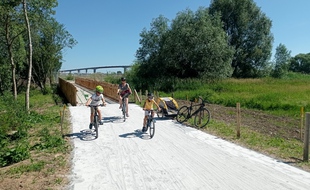 Le nouvel itinéraire réservé aux vélos emprunte une passerelle en bois.