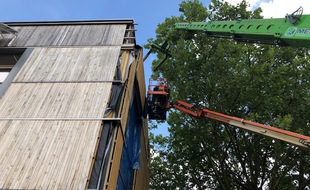 Illustration de réhabilitation et d'isolation de bâtiment par l'extérieur. Ici, à Lille, l'école Thierry Launay, dans le quartier de Moulins, qui n'utilise pas le procédé EenrgieSprong.