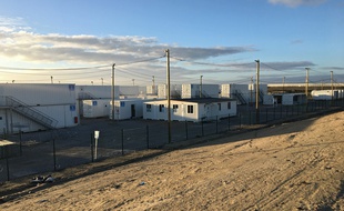 Les derniers vestiges du camps de migrants de Calais vont bientôt disparaître.