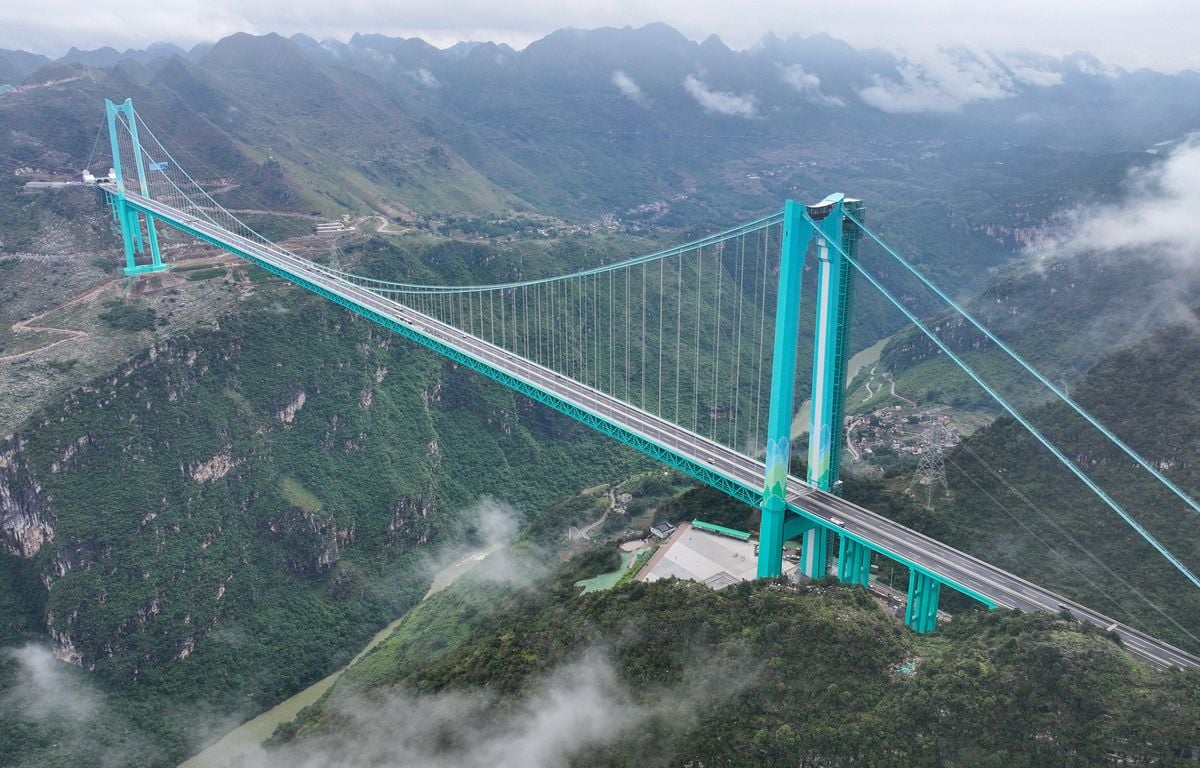 Chine : L'image impressionnante du pont le plus haut du monde, tout juste mis en service