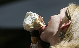 Illustration: une jeune femme mange une bonne glace.
