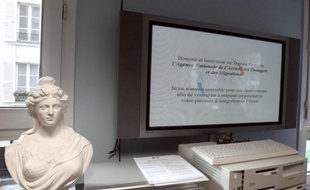 Une statue de "Marianne" symbole de la République française, dans un bureau de l'ANAEM (Agence Nationale de l'Accueil des Etrangers et des Migrations) le 21 janvier 2011 à Paris
