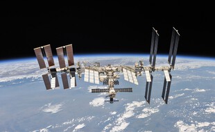 L'ISS, prise en photo depuis une capsule Soyouz après son départ de la station, en 2018.