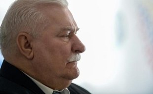 Le prix Nobel de la Paix, ancien président polonais et leader du syndicat Solidarité, Lech Walesa à Caracas le 19 février 2016