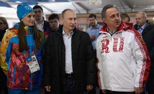 Le président russe Vladimir Poutine a visité mercredi le village olympique de Sotchi au bord de la mer Noire et encouragé les athlètes russes en leur disant que des millions de supporteurs attendaient d'eux de très bons résultats.