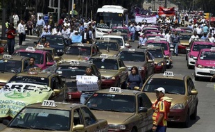 Les chauffeurs de taxi manifestent contre le service de transport Uber dénonçant une concurrence déloyale à Mexico, le 25 mai 2015