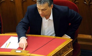 Ignorant les réserves exprimées par l'Europe et les Etats-Unis, le Parlement hongrois, contrôlé par le parti conservateur Fidesz de Viktor Orban, a adopté lundi une nouvelle modification de la Constitution, qui retire l'essentiel de ses compétences à la Cour constitutionnelle.