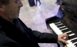 Daniel, l'un des participants sélectionnés pour la finale du concours de piano en gare, A vous de jouer.