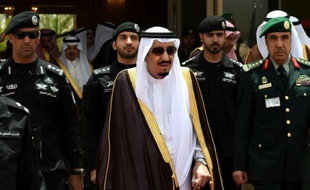 Le roi Salmane à Ryad entouré par ses gardes de sécurité, le 5 mai 2015