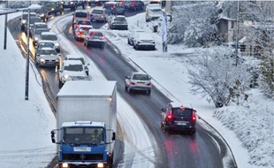 Les renforts de la sécurité civile ont pour mission d'aider les gens bloqués par la neige.