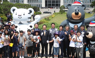 Les mascottes des JO d'hiver de PyeongChang 2018 devant l'Assemblée nationale sud-coréenne, le 12 juin 2017.