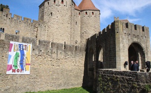 La bâche dévoilée le vendredi 20 avril 2018 sur les remparts de Carcassonne en hommage aux quatre victimes des attentats dans l'Aude.