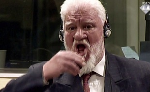 L'ancien général croate Slobodan Praljak avale une fiole de poison lors de son procès à La Haye, le 29 novembre.