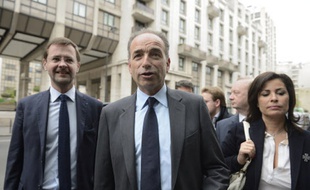 Jean-François Copé et son épouse Nadia, aux côtés de Jérôme Lavrilleux, en mars 2014 devant le siège de l'UMP à Paris.