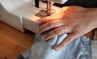 Des couturières, costumières et créatrices professionnelles de France ont crée un collectif pour demander à être rémunérées lorsqu'elles sont sollicitées par les collectivités pour fabriquer des masques.