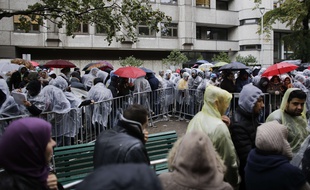 Des migrants et des réfugiés attendent leur enregistrement devant le Lageso, le centre d’accueil des réfugiés de Berlin, le 8 octobre 2015.