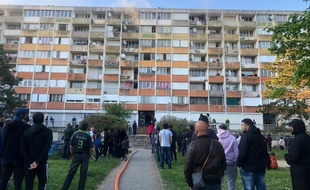 L'intervention des pompiers sur l'immeuble incendié.
