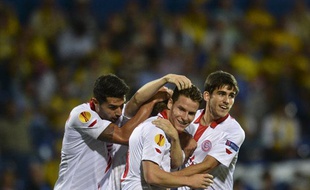 L'attaquant français du FC Séville Kevin Gameiro félicité par ses coéquipiers après un but contre Estoril en Ligue Europa, le 21 septembre 2013.