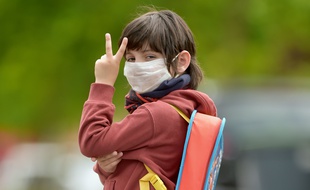 Un R0 au-dessous de 1 témoigne d'un ralentissement de l'épidémie de coronavirus, et cet indicateur dépend notamment du respect des gestes barrières, dont le port du masque.