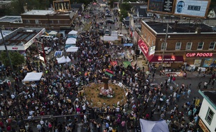Hommage à George Floyd le 25 mai 2021 sur le site de sa mort, un an plus tôt, à Minneapolis.