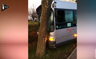 Capture d'écran iTele du bus détourné qui a terminé sa course dans un arbre à Sevran