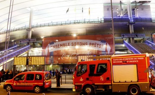 Des secours arrivent au Stade de France à Saint-Denis, après que plusieurs attentats suicides ont fait un mort et 56 blessés, le 13 novembre 2015