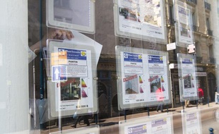 Des annonces immobilières dans une agence à Pantin (Seine-Saint-Denis).
