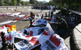 Des corps sans vie recouverts de bannières jonchent le sol le 10 octobre 2015 à Ankara après des attentats meurtriers